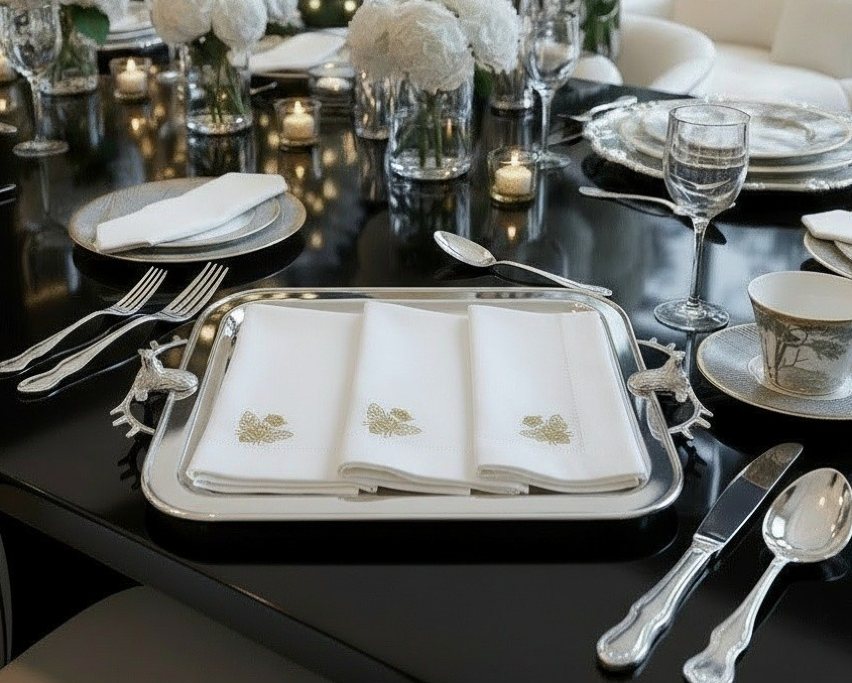 ITALIAN LINEN BEE EMBROIDERED NAPKIN SET OF 4