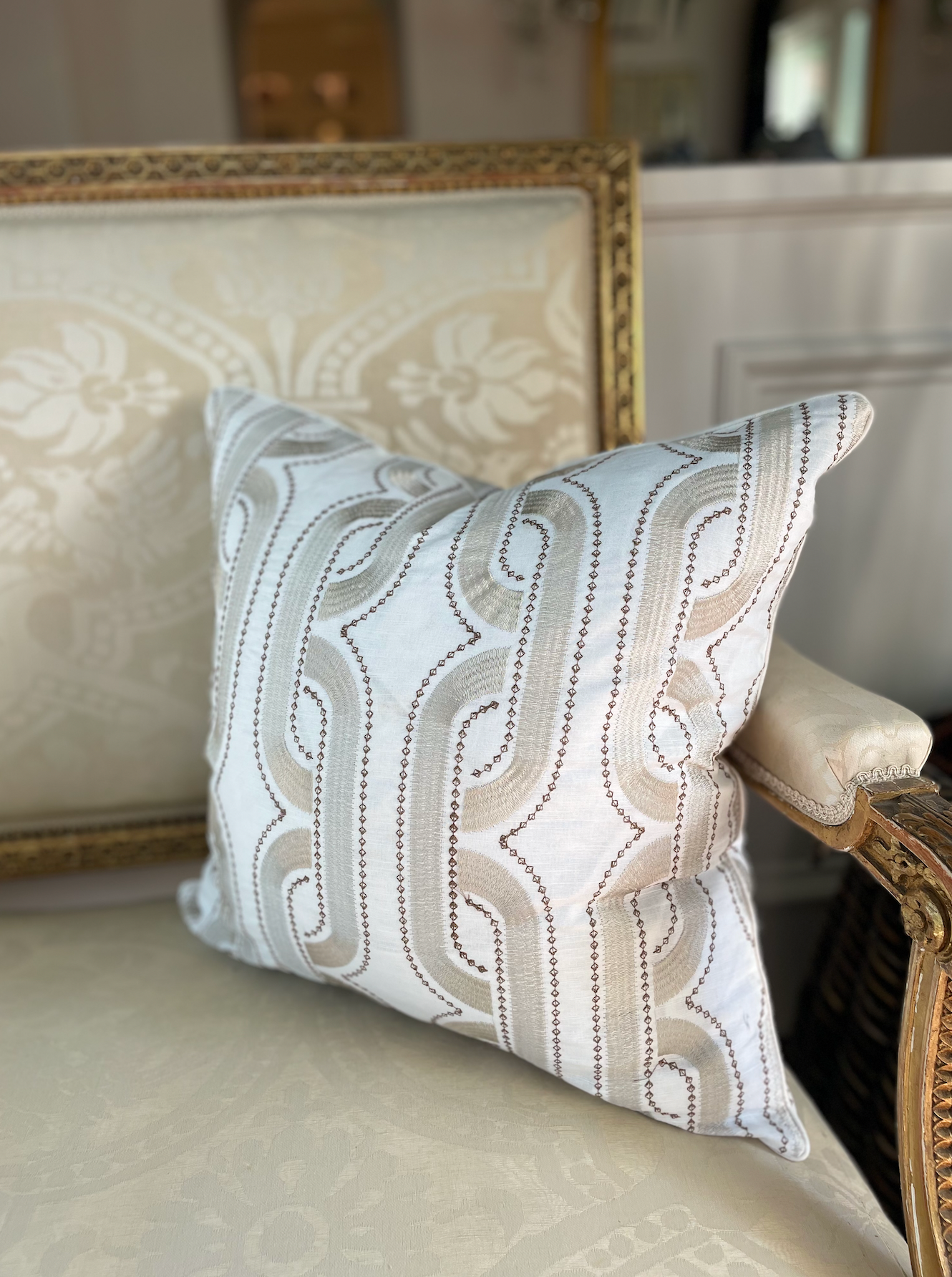 VERSAILLES EMBROIDERED PILLOW WHITE/SILVER GEOMETRIC
