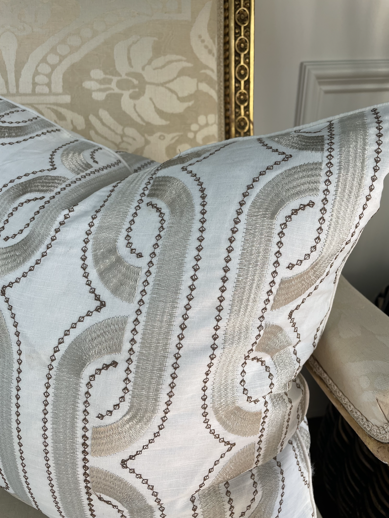 VERSAILLES EMBROIDERED PILLOW WHITE/SILVER GEOMETRIC